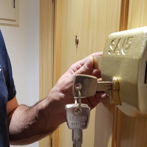 Cómo arreglar el resbalón de una puerta que no encaja bien? – Cerrajeros  Baratos Barcelona
